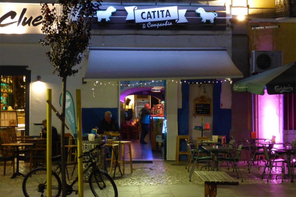 A Photo of the outside of Catita, a bar in Olhao, after dark