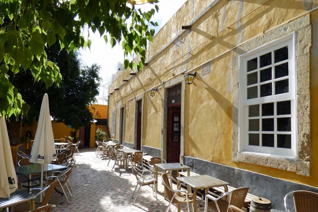 An Outside View of República do Se7e, a bar in Olhao