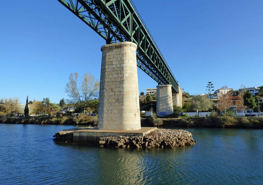 A photo of the Ponte Ferroviaria de Santa Maria (a bridge) in Tavira