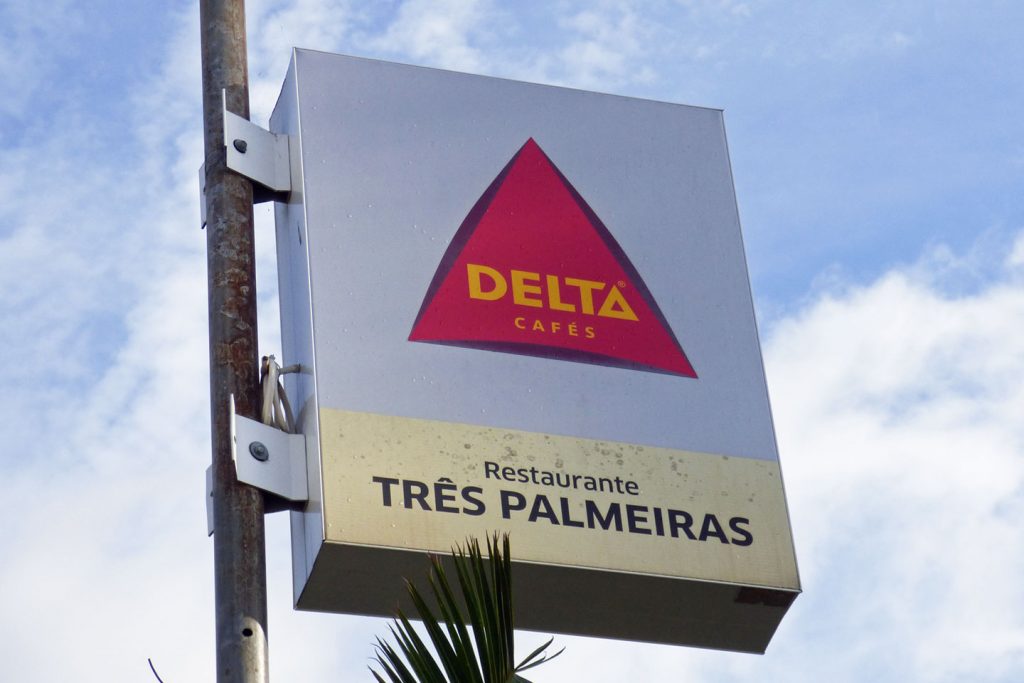 A photo of the signage outside Tres Palmeiras restaurant in Tavira